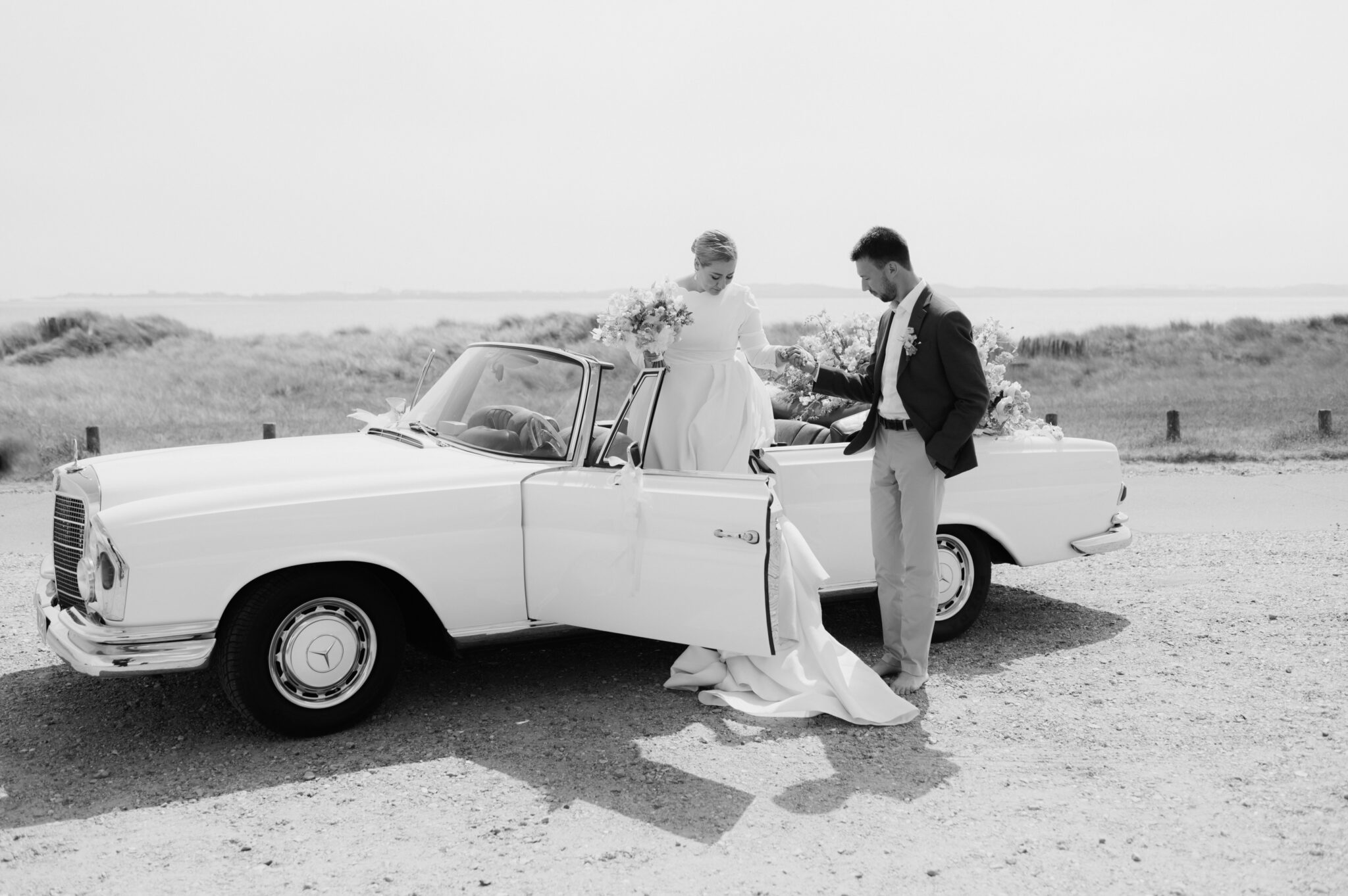 Hochzeitspaar mit Hochzeitsauto Oldtimer Sylt