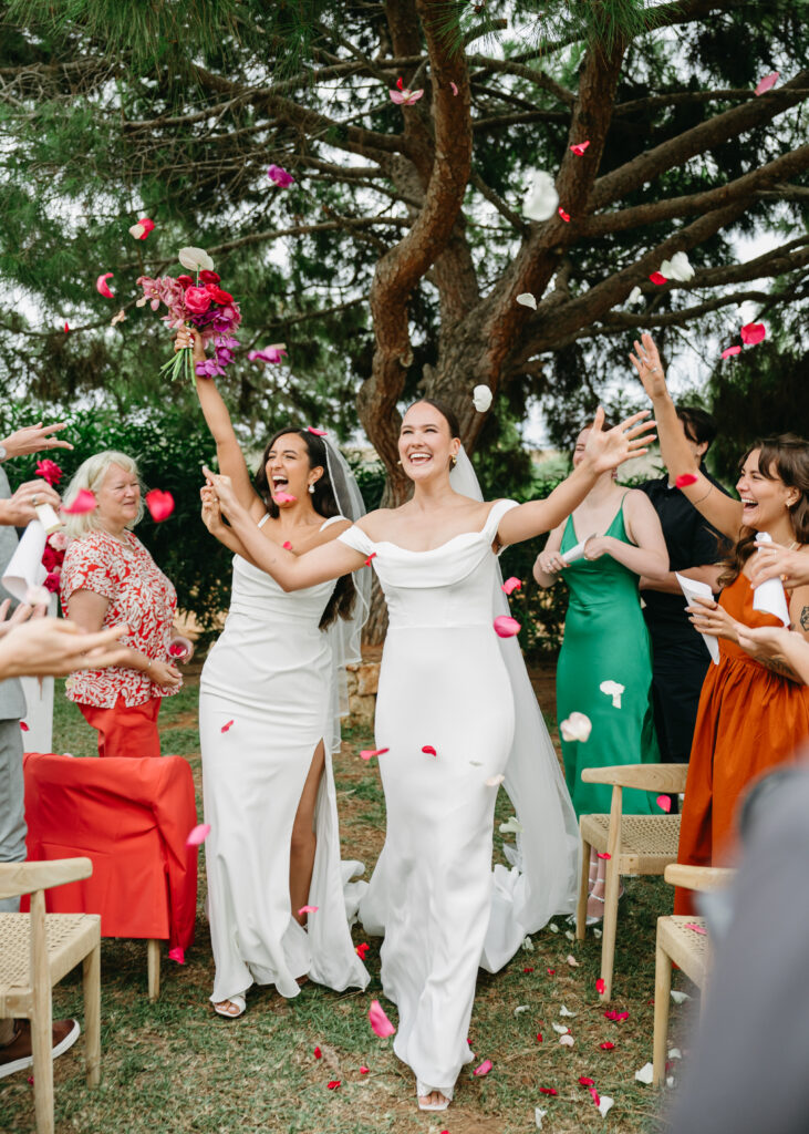 Zwei Bräute bei ihrer LGBTQ+ Hochzeit.