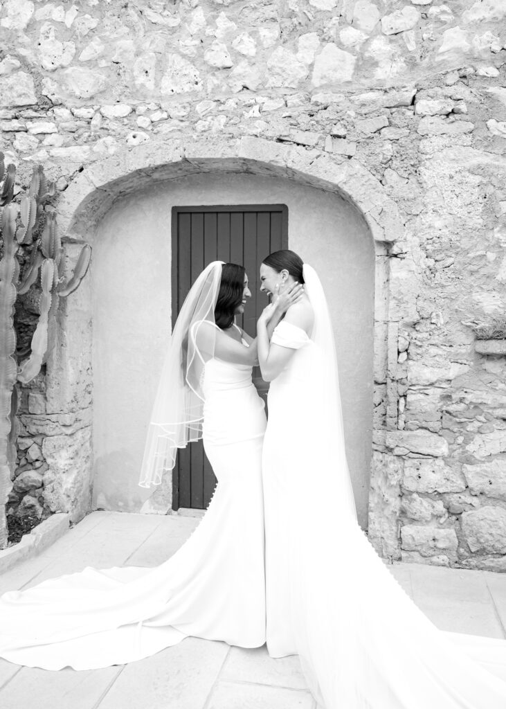 Die Bräute bei ihrem First Look in ihren Hochzeitskleidern.