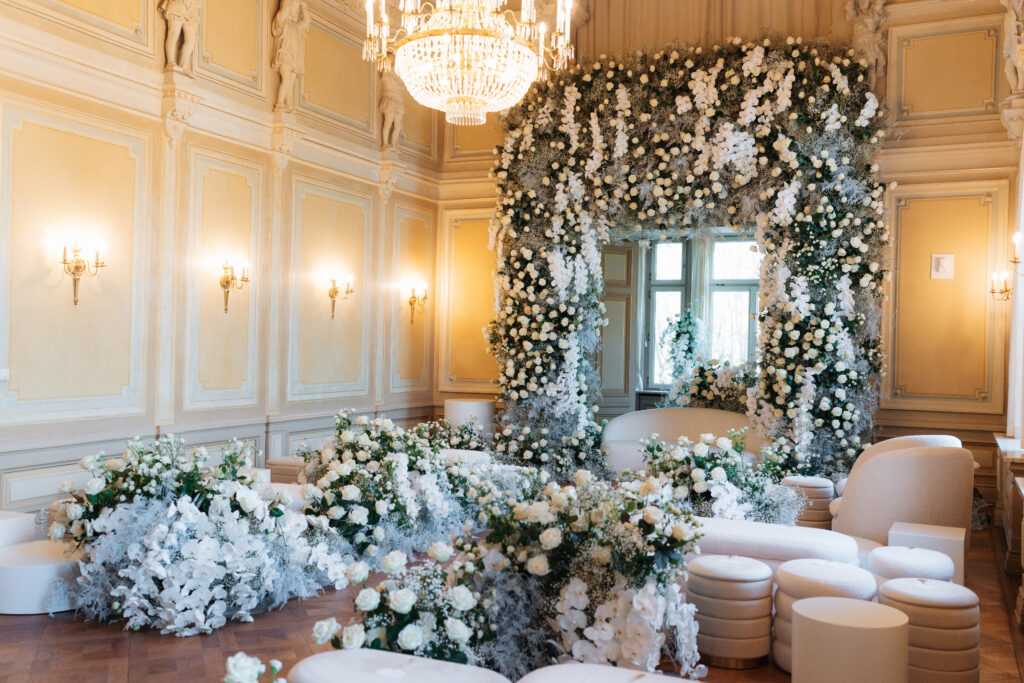 prunkvoller Saal geschmückt mit Orchideen und Rosen