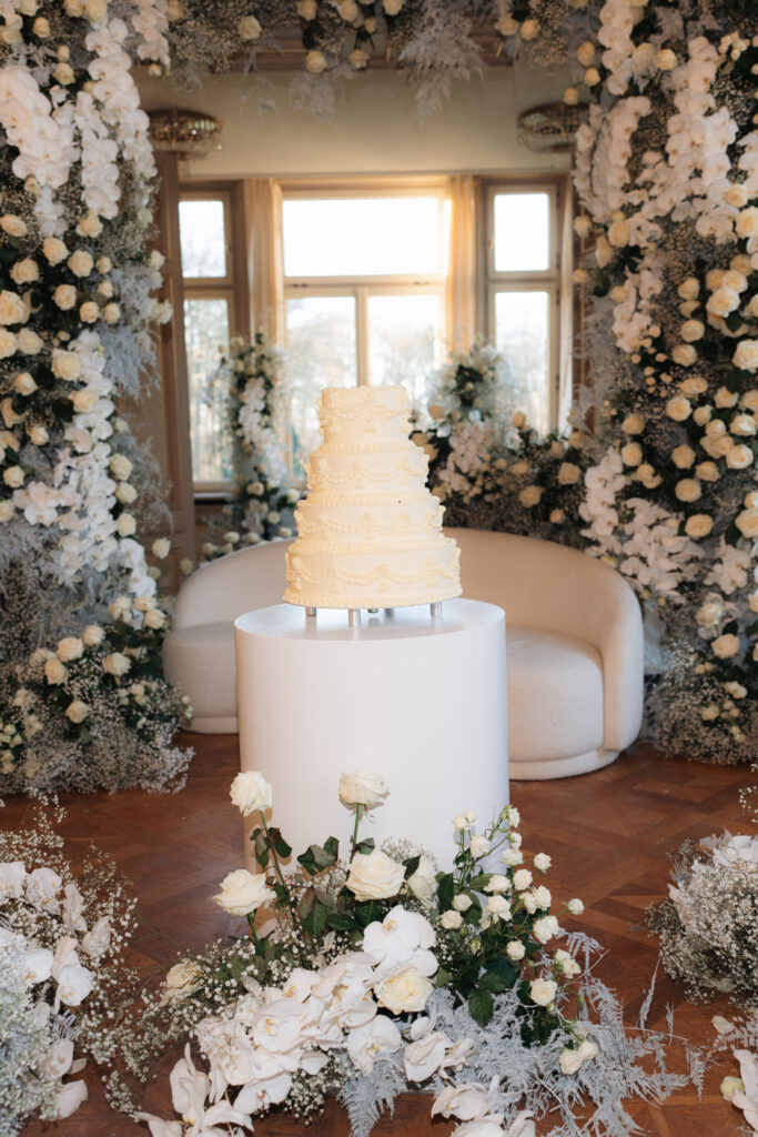 Hochzeitstorte vor der Hochzeitsfloristik