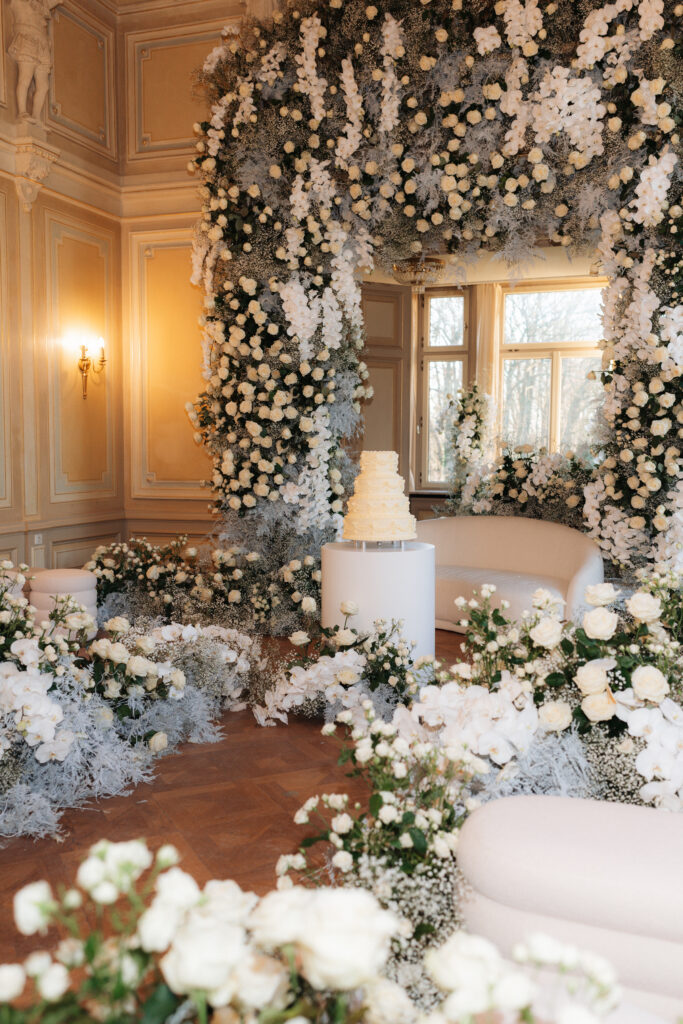 Hochzeitstorte mit Blütenmeer.