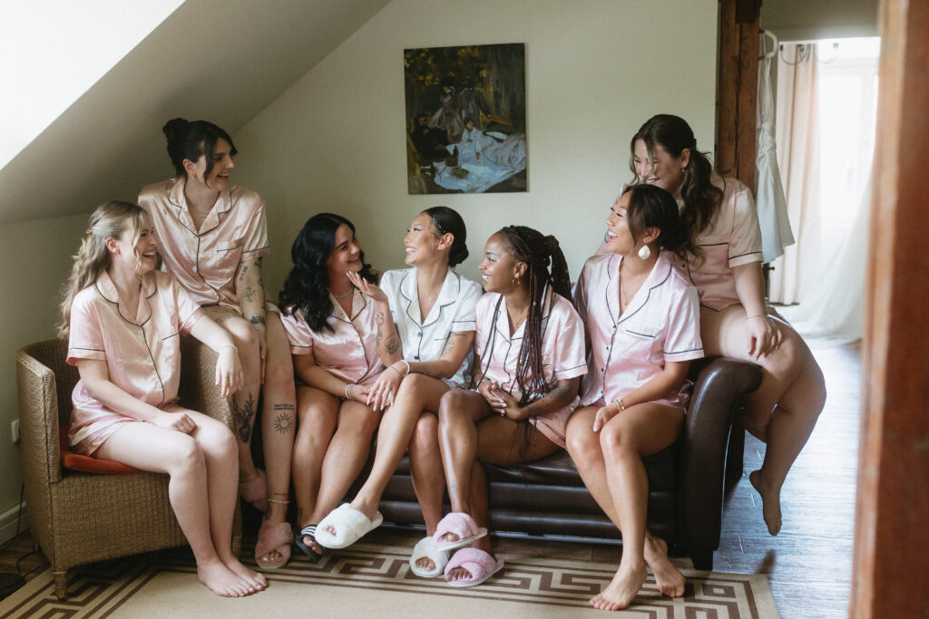 Die Braut und ihre sechs Brautjungfern am Morgen der Hochzeit - Getting Ready.
