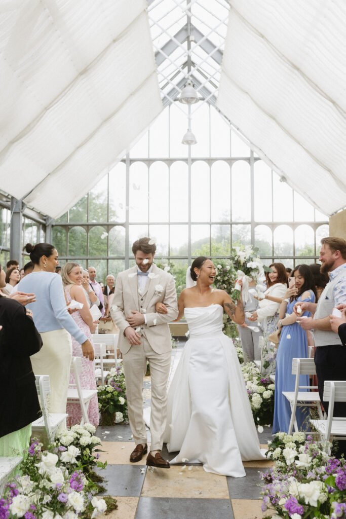 Das Hochzeitspaar ist frisch verheiratet und feiert nun ihre Liebe.