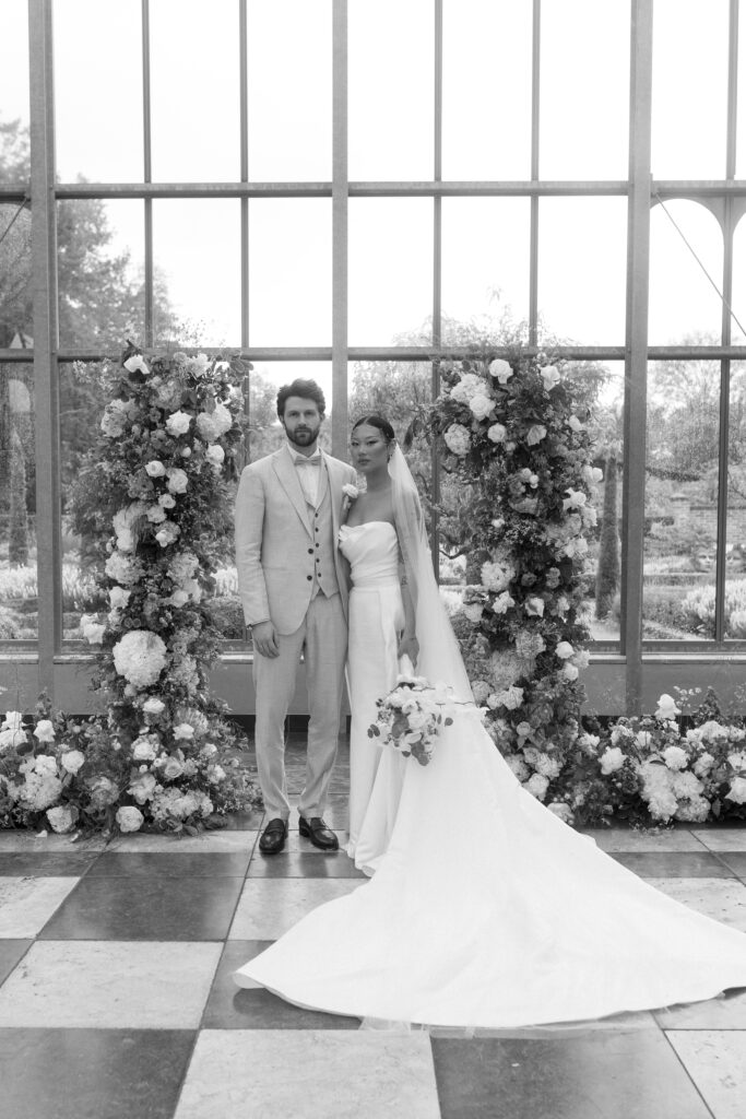 Hochzeitspaar Orangerie Blumendeko