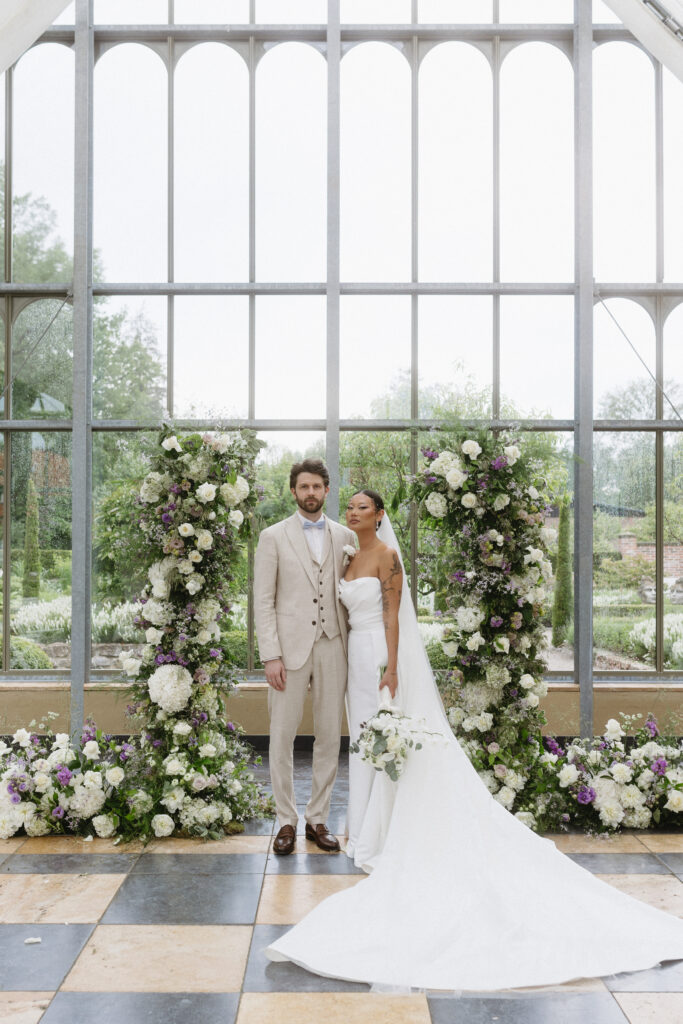 Hochzeitspaar vor Trauben