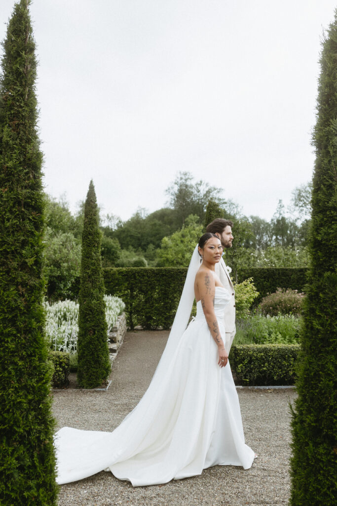 Das Hochzeitspaar bei ihrem Photoshooting nach der Trauung.