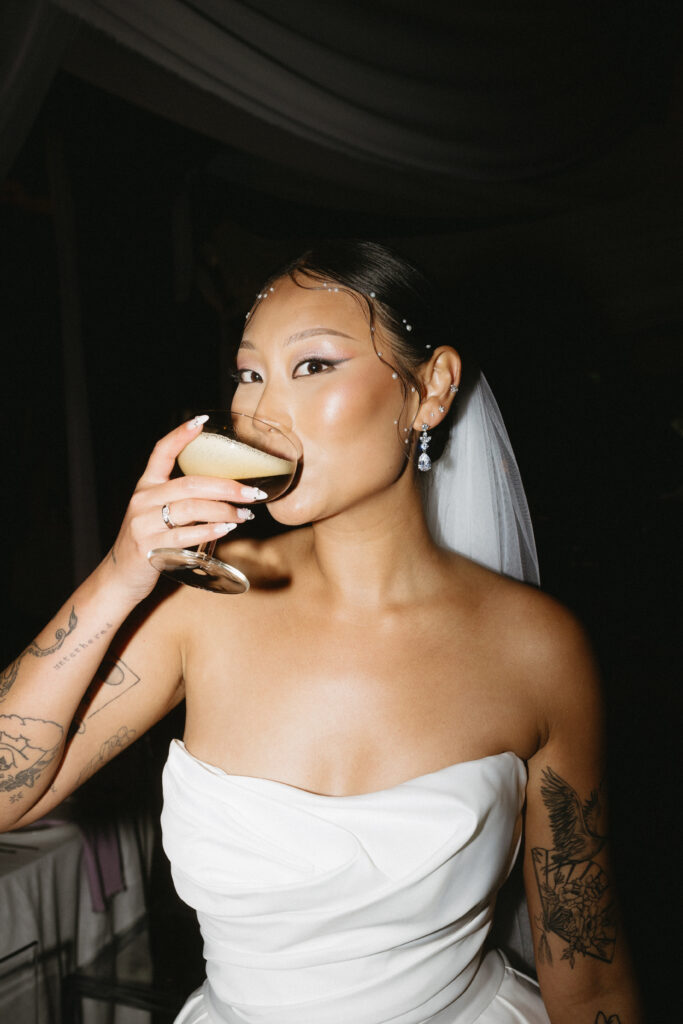 Die Braut genießt genüsslich ihren Espresso Martini auf der Hochzeitsparty.