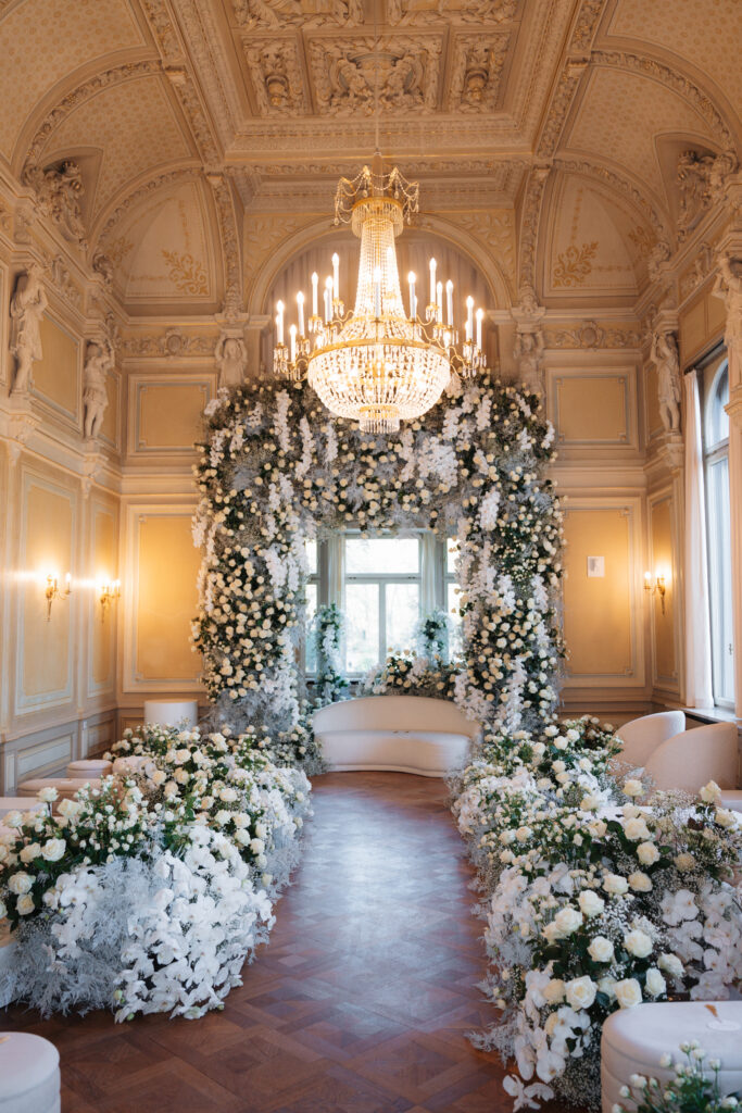 spektakuläre Hochzeitskulisse voller Blumen im Schloss Etelsen