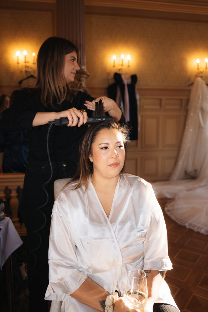Braut beim Getting Ready mit ihrer Stylistin
