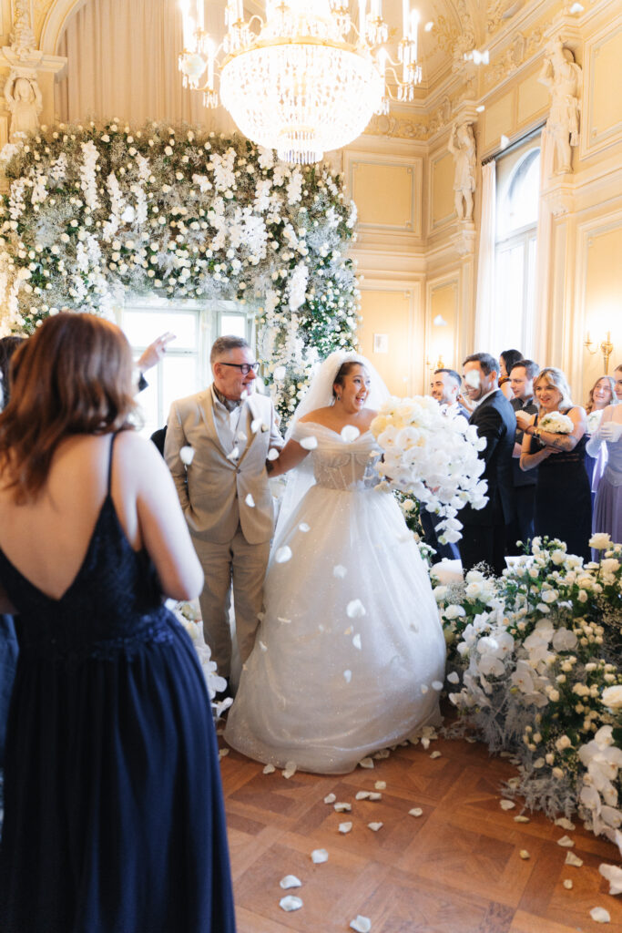 Hochzeitspaar wird gefeiert nach der Zeremonie.