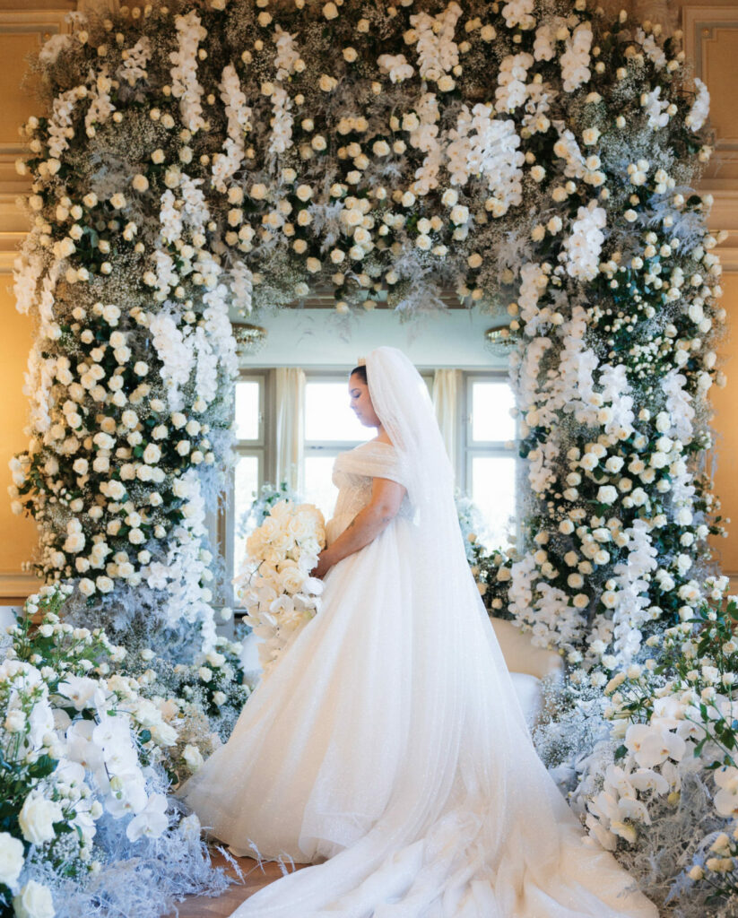 Braut in einem Prinzessinenkleid und Blütenmeer