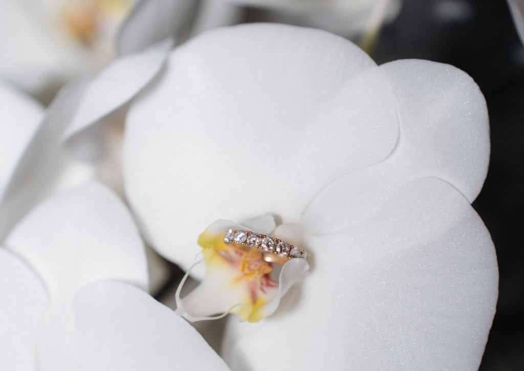 luxuriöser Diamantring in einer weißen Orchidee