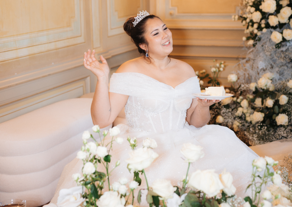 Braut in einem klassischen Prinzessinnen Kleid und einem Stück Torte