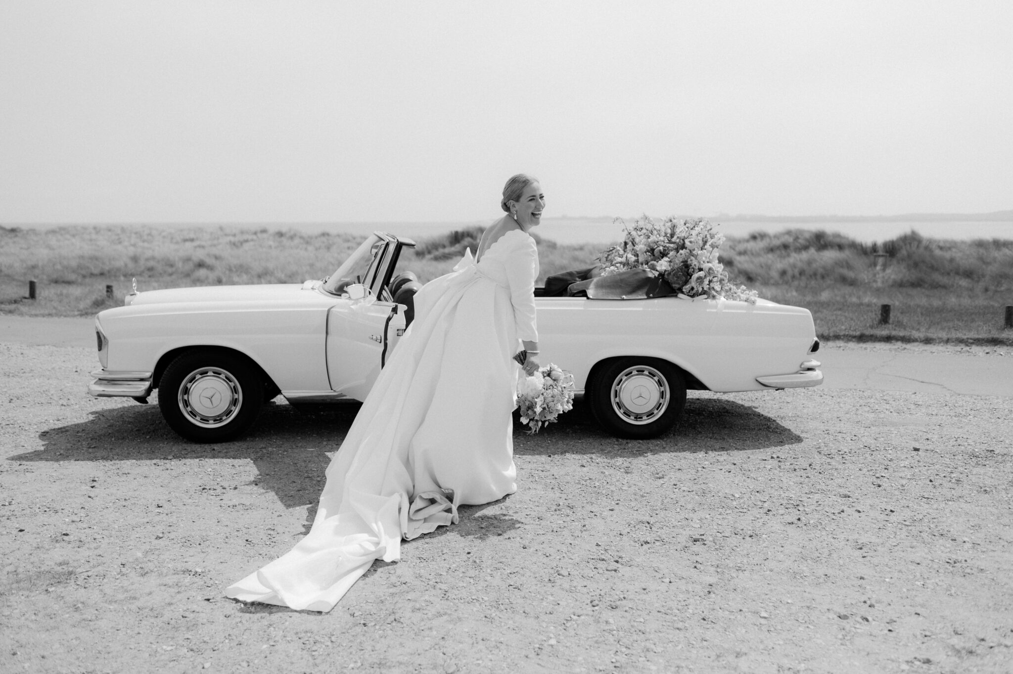 Braut mit Hochzeitsauto