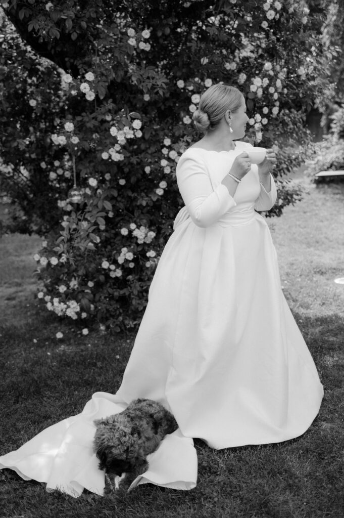 Braut mit Brautkleid und Hund