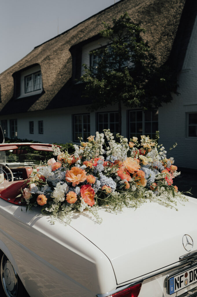 Hochzeitsauto mit Blumenschmuck