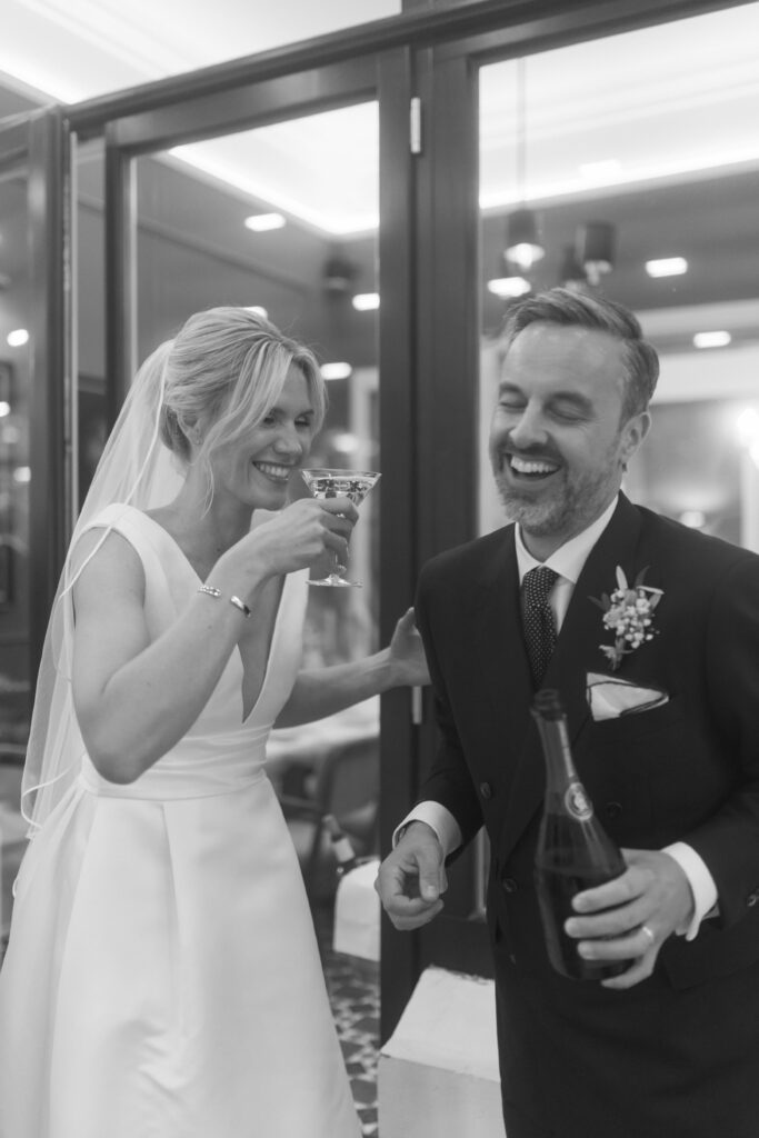 Hochzeitspaar in stilvoller Stadtvilla
